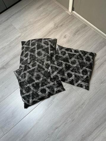 Zwart Kussen met Geometrisch Patroon beschikbaar voor biedingen