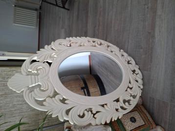 Spiegel  ovaal lijst van hout maat 68b 94h beschikbaar voor biedingen