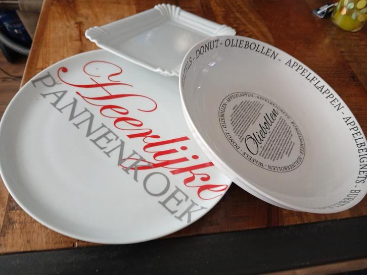 2 Pannenkoekenborden en Oliebollenschaal Set, Huis en Inrichting, Keuken | Servies, Gebruikt, Bord(en), Effen, Aardewerk, Ophalen of Verzenden