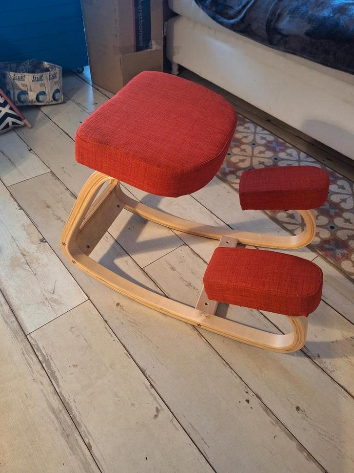 Kniestoel - Ergonomisch zitten!, Huis en Inrichting, Stoelen, Gebruikt, Eén, Hout, Stof, Rood, Ophalen of Verzenden