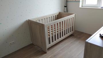 Interbaby kamer, ledikant (+junior), commode en plank beschikbaar voor biedingen
