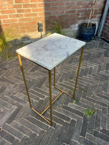 Bijzettafel met marmeren blad en goudkleurig frame beschikbaar voor biedingen