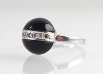 Witgouden ring met onyx en diamant 