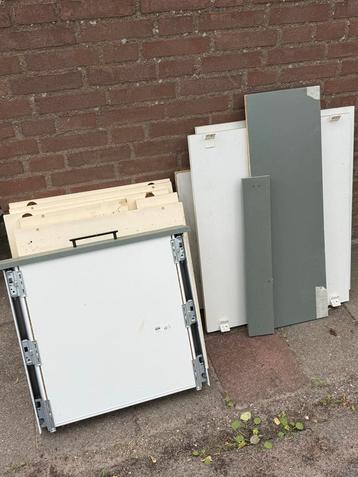 Oude lade- en plankdelen beschikbaar voor biedingen