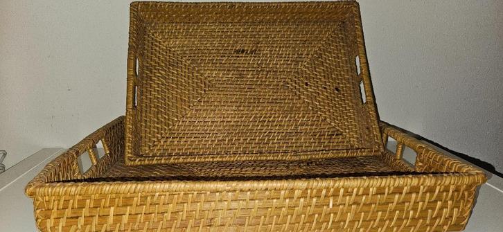 2 rieten dienbladen samen voor maar € 7,50, Huis en Inrichting, Woonaccessoires | Dienbladen, Zo goed als nieuw, Overige materialen