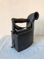 Antiek Strijkijzer met Houten Handvat, Antiek en Kunst, Ophalen of Verzenden