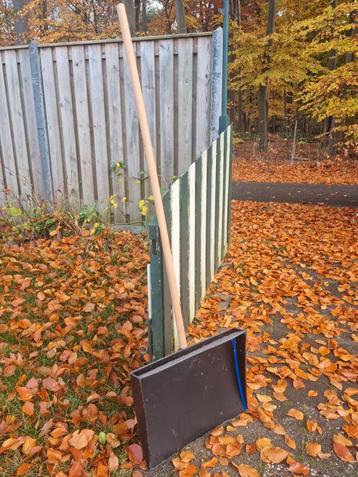 Zeer degelijke zwaar uitgevoerde sneeuwschuiver. beschikbaar voor biedingen