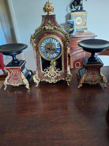 Antieke Franse Pendule Set met Kandelaars beschikbaar voor biedingen