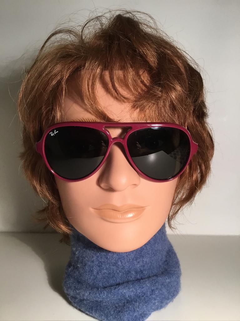 RAY-BAN UNISEKS ZONNEBRIL ( in Hilversum ), Gebruikt, Zonnebril, Paars, Ophalen of Verzenden