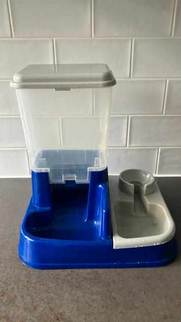 Voorraads-Voerbak kat/hond met waterbakje beschikbaar voor biedingen
