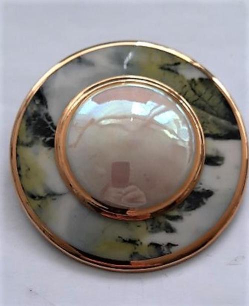 Mooie grote porseleinen broche vergulde randen (7884-4648), Sieraden, Tassen en Uiterlijk, Broches, Zo goed als nieuw, Overige materialen