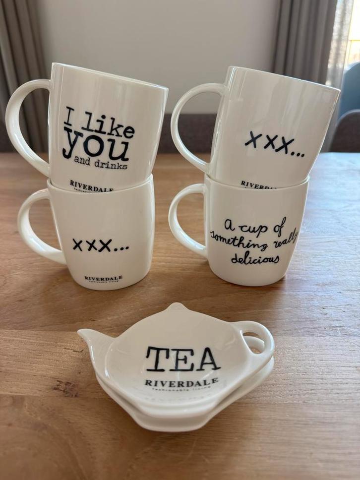 Riverdale Thee Servies - 4 Mokken & 2 Schoteltjes, Huis en Inrichting, Keuken | Servies, Gebruikt, Kop(pen) en/of Schotel(s), Overige stijlen