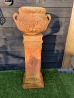 Oude bloempot op sokkel. (Aardewerk), Tuin en Terras, Bloempotten, Ophalen, Gebruikt, Rond, Aardewerk