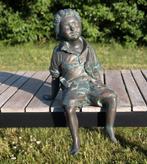 Bronzen beeldje van zittend jongetje – “Franzl”, Tuin en Terras, Tuinbeelden, Ophalen of Verzenden, Zo goed als nieuw, Metaal