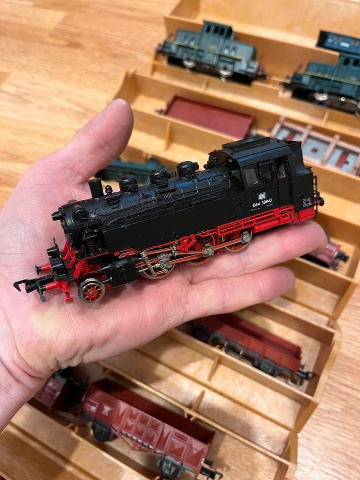 3 Fleischmann Locomotieven met kiep/laadwagens en wagon, Hobby en Vrije tijd, Modeltreinen | Overige schalen, Zo goed als nieuw