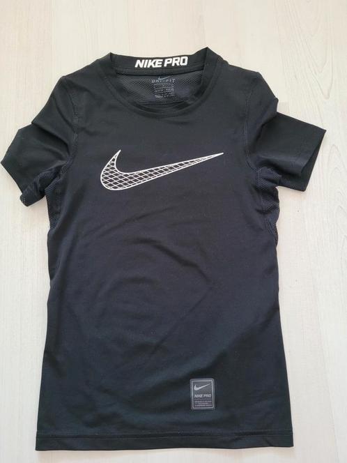 NIKE dry fit sportshirt maat S 128/134, Kinderen en Baby's, Kinderkleding | Maat 128, Zo goed als nieuw, Jongen, Sport- of Zwemkleding