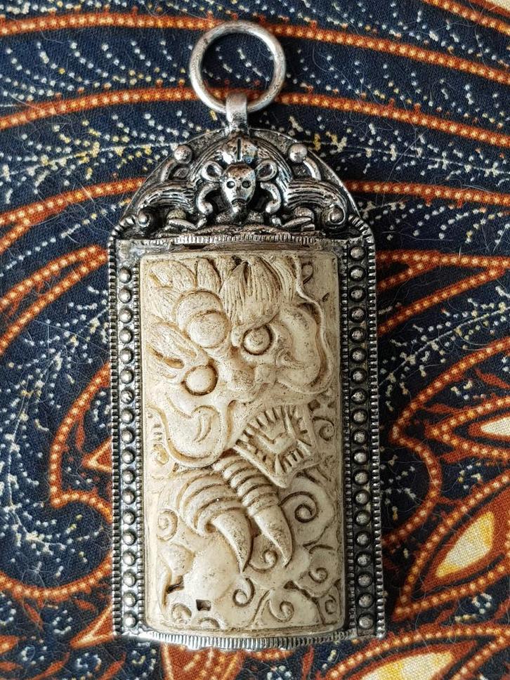 Mooie oude Chinese hanger met draak en boeddha 9 cm., Antiek en Kunst, Kunst | Niet-Westerse kunst, Ophalen of Verzenden