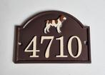 Gietijzeren naambordje / huisnummer 4710 en hond, Antiek en Kunst, Curiosa en Brocante, Ophalen of Verzenden