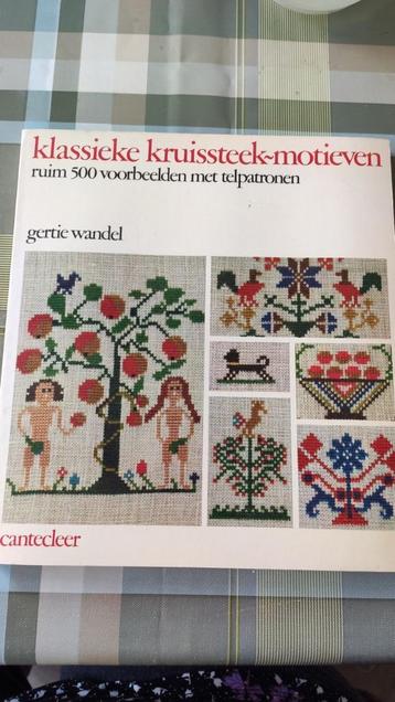 422 Boek Klassieke Kruissteek-motieven ruim 500 telpatronen beschikbaar voor biedingen