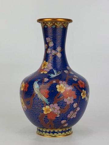 Oude Chinese cloisonne vaas  beschikbaar voor biedingen