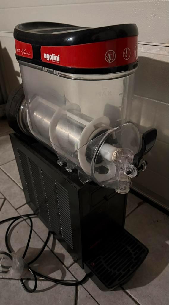 Ugolini 2 x slush puppy / ijs koffie / scroppino machine, Witgoed en Apparatuur, IJsmachines, Zo goed als nieuw, Zelfvriezend