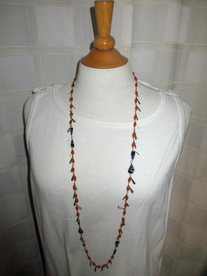 ketting 23 oranje en blauw witte kralen en metalen plaatjes, Sieraden, Tassen en Uiterlijk, Kettingen, Zo goed als nieuw, Overige materialen