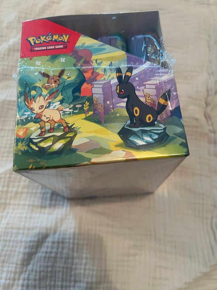 Sealed Prismatic Evolutions Mini Tin Display (8 stuks), Hobby en Vrije tijd, Verzamelkaartspellen | Pokémon, Nieuw, Foil, Ophalen of Verzenden