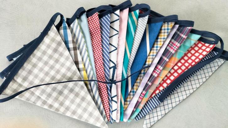 B. Vlaggenlijn DIVERSE STOFJES (5 m.), Hobby en Vrije tijd, Feestartikelen, Nieuw, Versiering, Overige, Ophalen of Verzenden