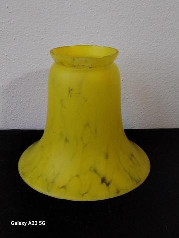 Authentieke lampenkap van gele glaspasta  beschikbaar voor biedingen