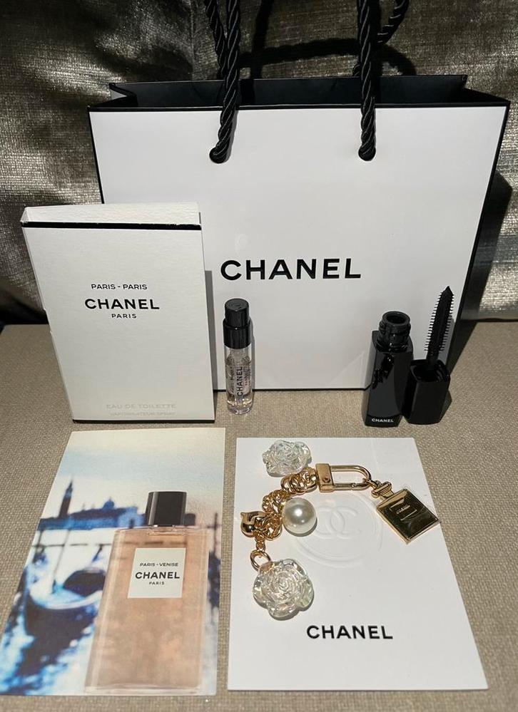 Camelia sleutelhanger met Chanel no5 charm & Paris-Paris edt, Verzamelen, Parfumverzamelingen, Nieuw, Miniatuur, Gevuld, Ophalen of Verzenden