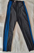 Adidas trainingsbroek zwart met blauwe strepen maat 140, Zwart, Overige maten, Ophalen of Verzenden, Zo goed als nieuw