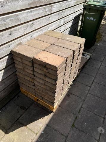 Tuin tegels gratis beschikbaar voor biedingen