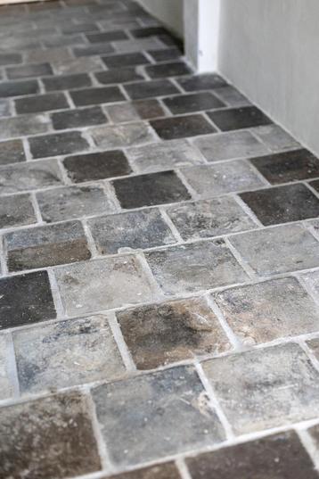 Grijs blauw gesmoorde oude antieke plavuizen ca 22x22 500M2  beschikbaar voor biedingen