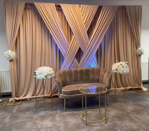 TE HUUR:backdrop vlechtgordijn beige + bruidsbank - Nikkah, Hobby en Vrije tijd, Feestartikelen | Verhuur, Zo goed als nieuw, Ophalen of Verzenden