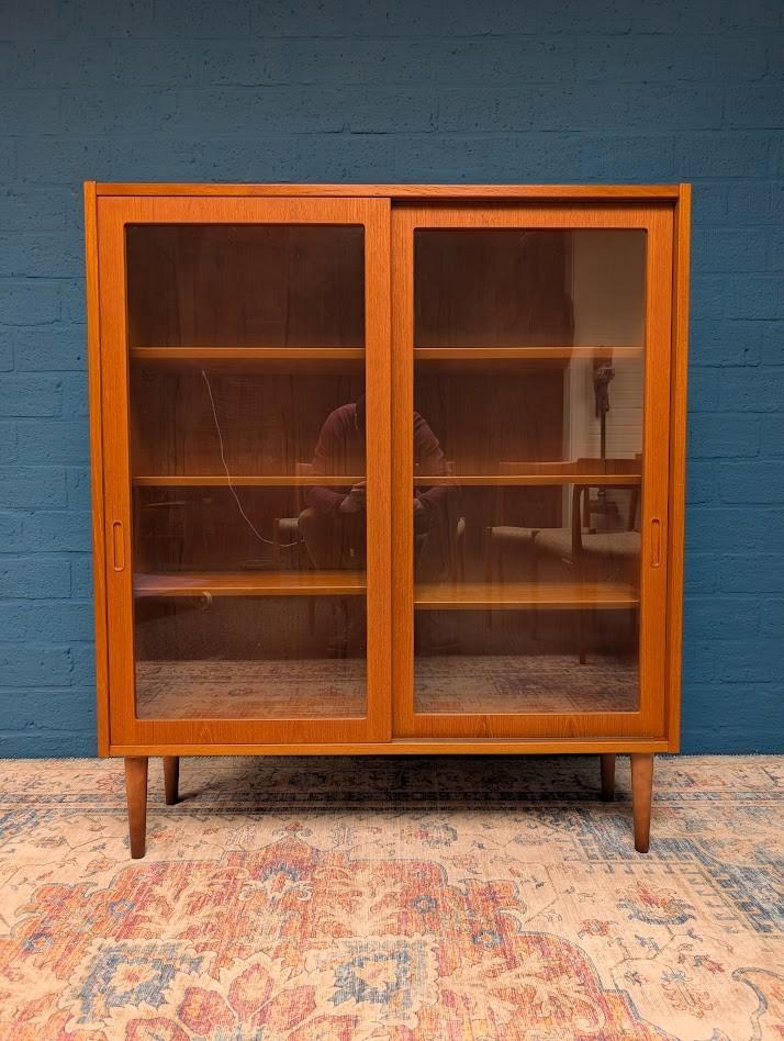 Vintage vitrinekast, Deens design, jaren 60, Verzamelen, Retro, Huis en Inrichting, Ophalen