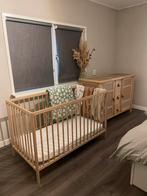 Houten ledikant (matras, hoeslakens, dekbed) + commode, Ophalen, Gebruikt, Jongetje of Meisje
