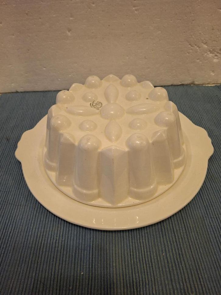 Societe Ceramique - roomkleurige puddingvorm & onderbord, Antiek en Kunst, Antiek | Servies los, Ophalen of Verzenden