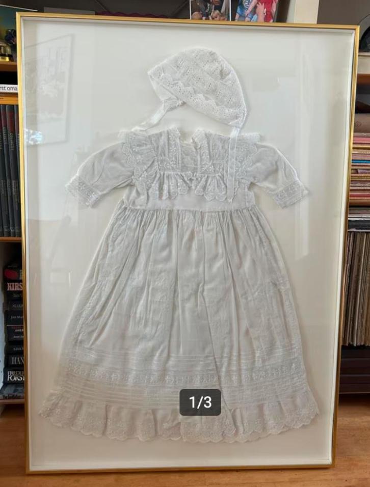 Antiek Ingelijst Doopjurkje met Mutsje, Antiek en Kunst, Antiek | Kleding en Accessoires, Ophalen
