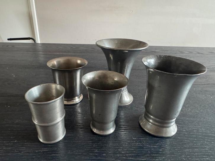 Set van 5 gemerkte tinnen bekers/vazen, Antiek en Kunst, Antiek | Tin, Ophalen of Verzenden