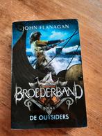 John Flanagan - De outsiders - Broederband, John Flanagan, Ophalen of Verzenden, Zo goed als nieuw