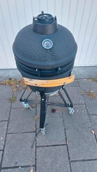 Kamado BBQ met onderstel, Tuin en Terras, Houtskoolbarbecues, Zo goed als nieuw, Ophalen