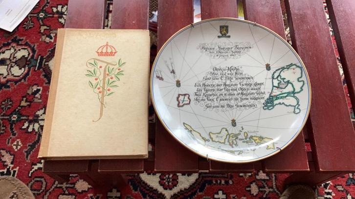 Uniek hangbord geboorte pr. Margriet en boek kon. Juliana, Verzamelen, Koninklijk Huis en Royalty, Tijdschrift of Boek, Ophalen of Verzenden