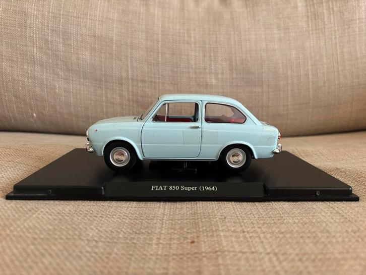 Fiat 850 Super (1964) Leo Models 1:24 - Nieuwstaat!, Hobby en Vrije tijd, Modelauto's | 1:24, Nieuw, Auto, Overige merken, Ophalen of Verzenden