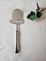 Verzilverde kaasschaaf Gero 100, model Arabesque of hartfile, Antiek en Kunst, Antiek | Bestek, Ophalen of Verzenden