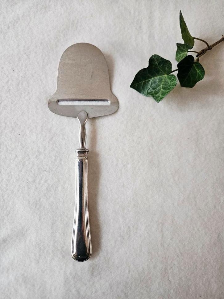 Verzilverde kaasschaaf Gero 100, model Arabesque of hartfile, Antiek en Kunst, Antiek | Bestek, Ophalen of Verzenden