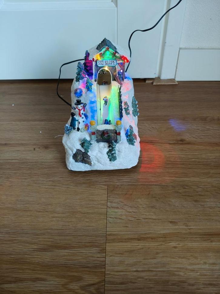 Skischans kerstdorp met bewegende elementen, Diversen, Kerst, Zo goed als nieuw, Ophalen of Verzenden