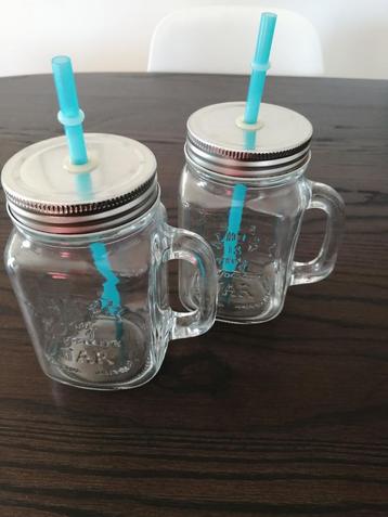 Twee glazen met rietjes beschikbaar voor biedingen