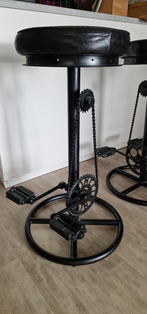 2X Industriële Barkrukken met fiets ontwerp, Huis en Inrichting, Barkrukken, Zo goed als nieuw, 60 tot 90 cm, Leer, Metaal, 2 krukken