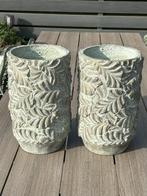 Te koop: 2 Hoge bewerkte BLOEMPOTTEN, voor binnenhuis., Ophalen, Rond, Aardewerk, Binnen