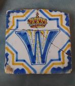 Polychroom tegel; letter W met kroon er boven (wilhelmina), Ophalen of Verzenden, Nederland, Overige typen